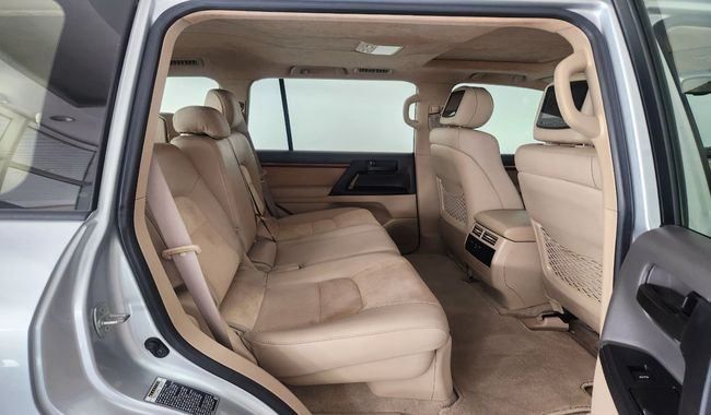 Подержанный Toyota Land Cruiser 200 Series Рестайлинг 1, 4.0 л, 2013 в Дубае от Gulf Motors Серебристый цвет. GCC | AUTO.AE