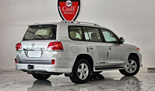 Подержанный Toyota Land Cruiser 200 Series Рестайлинг 1, 4.0 л, 2013 в Дубае от Gulf Motors Серебристый цвет. GCC | AUTO.AE