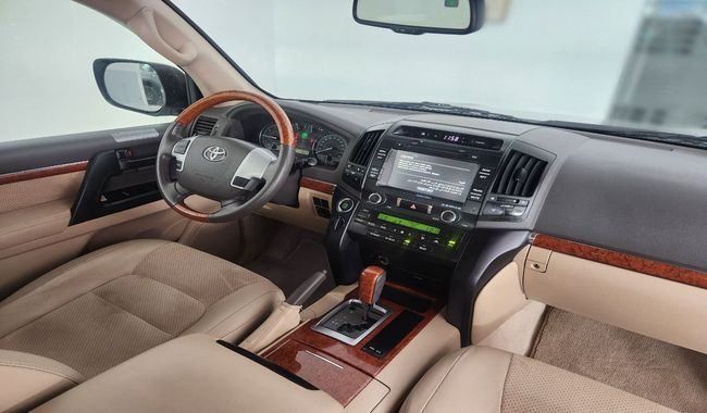 Подержанный Toyota Land Cruiser 200 Series Рестайлинг 1, 4.0 л, 2013 в Дубае от Gulf Motors Серебристый цвет. GCC | AUTO.AE