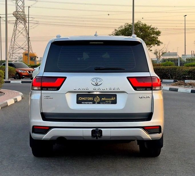 Подержанный Toyota Land Cruiser 300 Series, 3.4 л, 2023 в Дубае от Q Motors Серебристый цвет. GCC | AUTO.AE