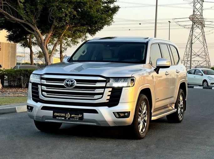 Подержанный Toyota Land Cruiser 300 Series, 3.4 л, 2023 в Дубае от Q Motors Серебристый цвет. GCC | AUTO.AE