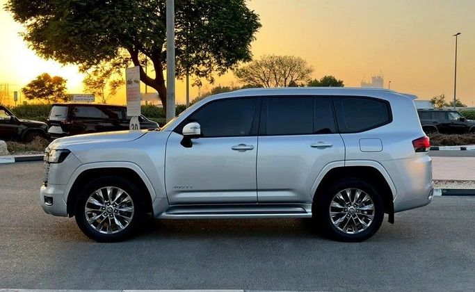 Подержанный Toyota Land Cruiser 300 Series, 3.4 л, 2023 в Дубае от Q Motors Серебристый цвет. GCC | AUTO.AE