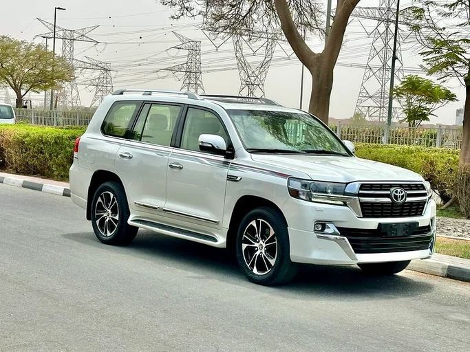 Подержанный Toyota Land Cruiser 200 Series Рестайлинг 2, 4.6 л, 2021 в Дубае от Formula Motors Белый цвет. GCC | AUTO.AE