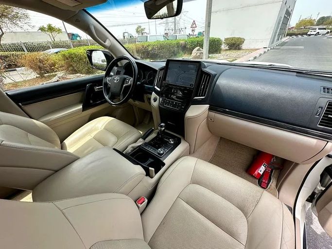 Подержанный Toyota Land Cruiser 200 Series Рестайлинг 2, 4.6 л, 2021 в Дубае от Formula Motors Белый цвет. GCC | AUTO.AE