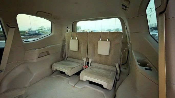 Подержанный Toyota Land Cruiser 300 Series, 4.0 л, 2023 в Дубае от Q Motors Белый цвет. GCC | AUTO.AE