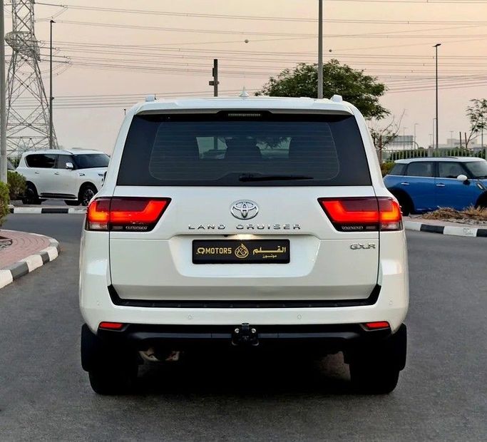 Подержанный Toyota Land Cruiser 300 Series, 4.0 л, 2023 в Дубае от Q Motors Белый цвет. GCC | AUTO.AE