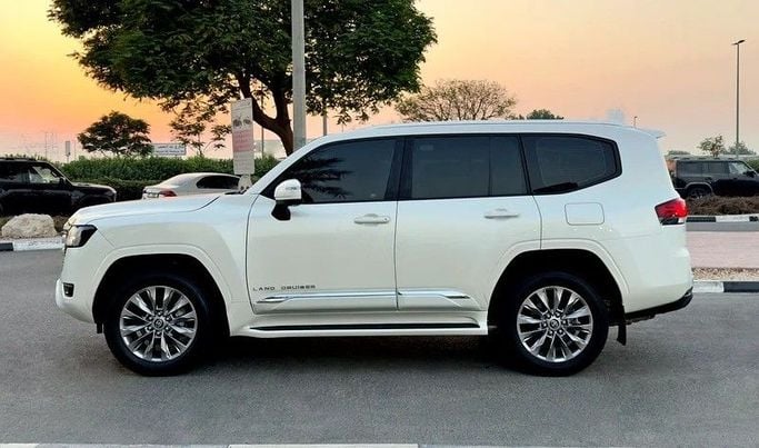Подержанный Toyota Land Cruiser 300 Series, 4.0 л, 2023 в Дубае от Q Motors Белый цвет. GCC | AUTO.AE