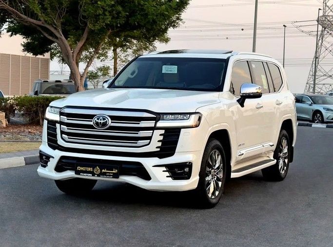 Подержанный Toyota Land Cruiser 300 Series, 3.4 л, 2024 в Дубае от Q Motors Белый цвет. GCC | AUTO.AE