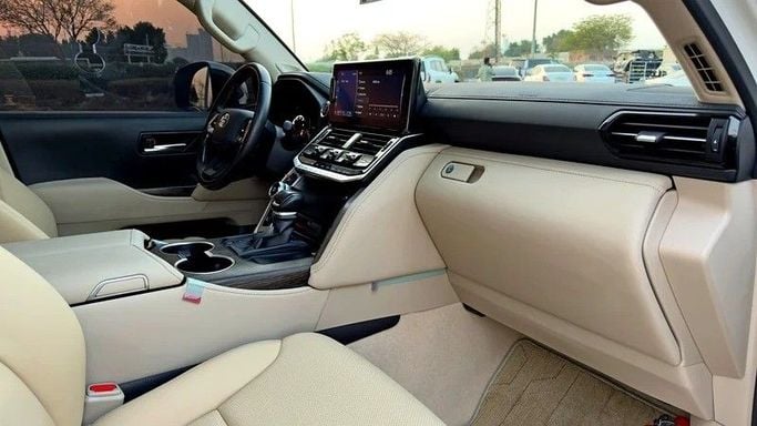 Подержанный Toyota Land Cruiser 300 Series, 3.4 л, 2024 в Дубае от Q Motors Белый цвет. GCC | AUTO.AE