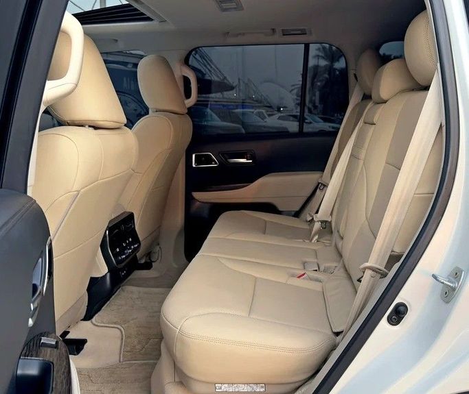 Подержанный Toyota Land Cruiser 300 Series, 3.4 л, 2024 в Дубае от Q Motors Белый цвет. GCC | AUTO.AE