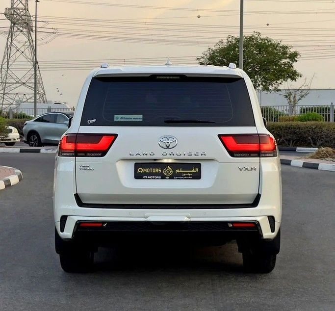 Подержанный Toyota Land Cruiser 300 Series, 3.4 л, 2024 в Дубае от Q Motors Белый цвет. GCC | AUTO.AE