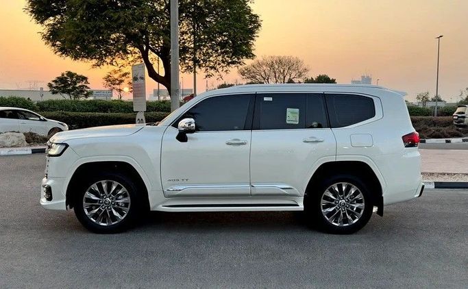 Подержанный Toyota Land Cruiser 300 Series, 3.4 л, 2024 в Дубае от Q Motors Белый цвет. GCC | AUTO.AE