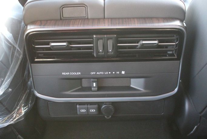 Новый Toyota Land Cruiser 300 Series, 3.4 л, 2023 в Дубае от Titanum Cars Черный цвет. Other | AUTO.AE