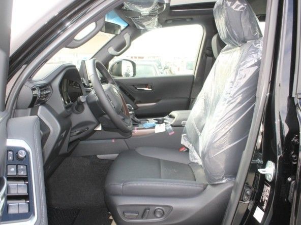 Новый Toyota Land Cruiser 300 Series, 4.0 л, 2023 в Дубае от Titanum Cars Черный цвет. Other | AUTO.AE