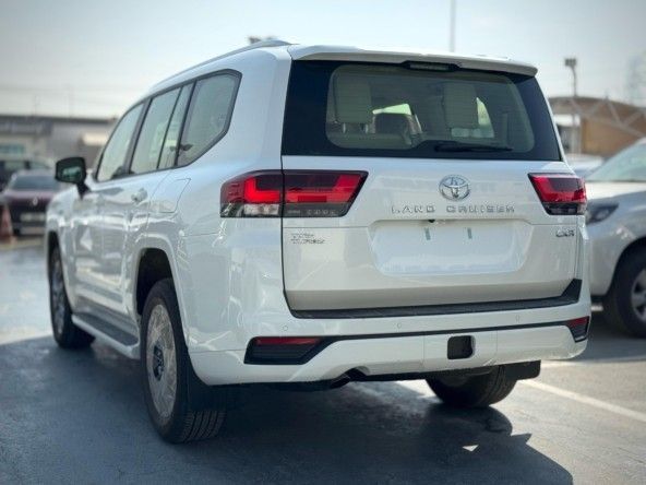 Новый Toyota Land Cruiser 300 Series, 3.4 л, 2024 в Дубае от Titanum Cars Белый цвет. Other | AUTO.AE