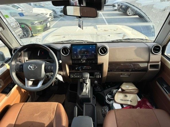 Новый Toyota Land Cruiser 70 Series Рестайлинг 2, 2.8 л, 2025 в Дубае от Titanum Cars Бежевый цвет. Other | AUTO.AE