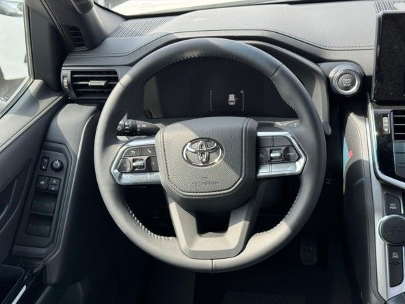 Новый Toyota Land Cruiser 300 Series, 4.0 л, 2025 в Дубае от Titanum Cars Белый цвет. GCC | AUTO.AE