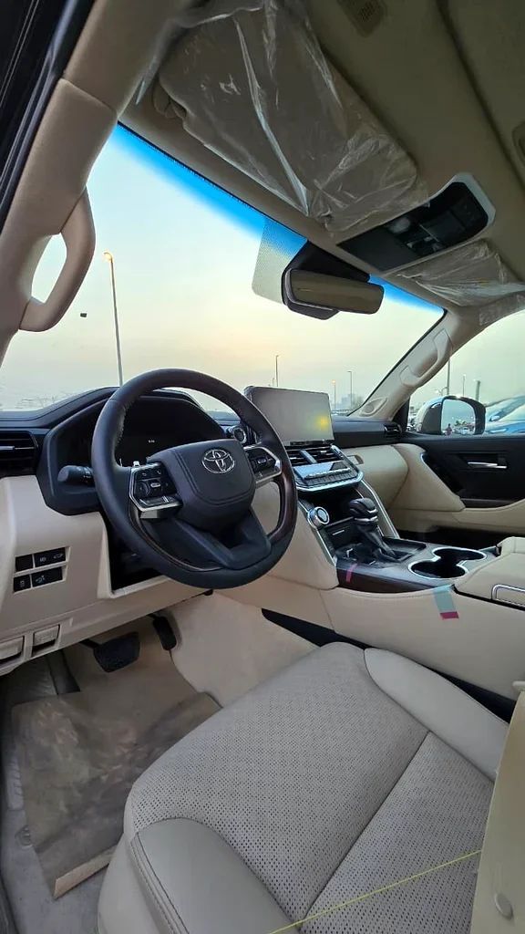 Новый Toyota Land Cruiser 300 Series, 4.0 л, 2025 в Дубае от BANIYAS CARS SHOWROOM Черный цвет. GCC | AUTO.AE