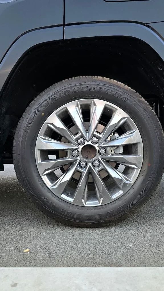 Новый Toyota Land Cruiser 300 Series, 4.0 л, 2025 в Дубае от BANIYAS CARS SHOWROOM Черный цвет. GCC | AUTO.AE