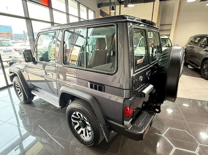 Новый Toyota Land Cruiser 70 Series Рестайлинг 2, 2.8 л, 2025 в Дубае от BANIYAS CARS SHOWROOM Серый цвет. GCC | AUTO.AE