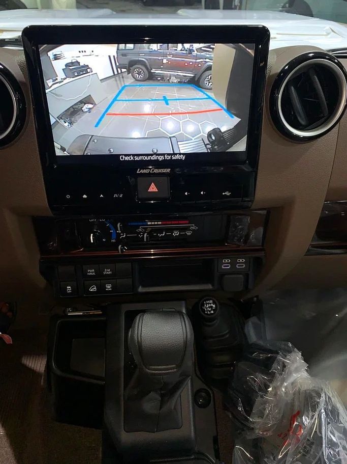 Новый Toyota Land Cruiser 70 Series Рестайлинг 2, 2.8 л, 2025 в Дубае от BANIYAS CARS SHOWROOM Бежевый цвет. GCC | AUTO.AE