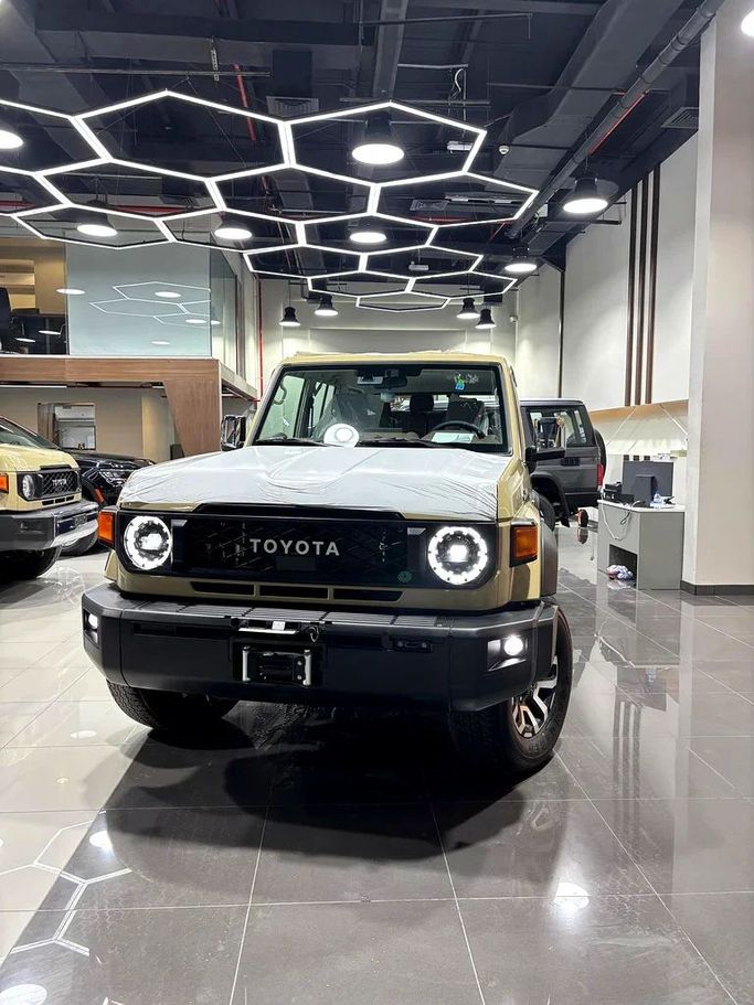 Новый Toyota Land Cruiser 70 Series Рестайлинг 2, 2.8 л, 2025 в Дубае от BANIYAS CARS SHOWROOM Бежевый цвет. GCC | AUTO.AE