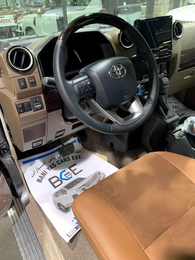 Новый Toyota Land Cruiser 70 Series Рестайлинг 2, 2.8 л, 2025 в Дубае от BANIYAS CARS SHOWROOM Черный цвет. GCC | AUTO.AE
