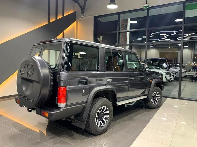 Новый Toyota Land Cruiser 70 Series Рестайлинг 2, 2.8 л, 2025 в Дубае от BANIYAS CARS SHOWROOM Черный цвет. GCC | AUTO.AE