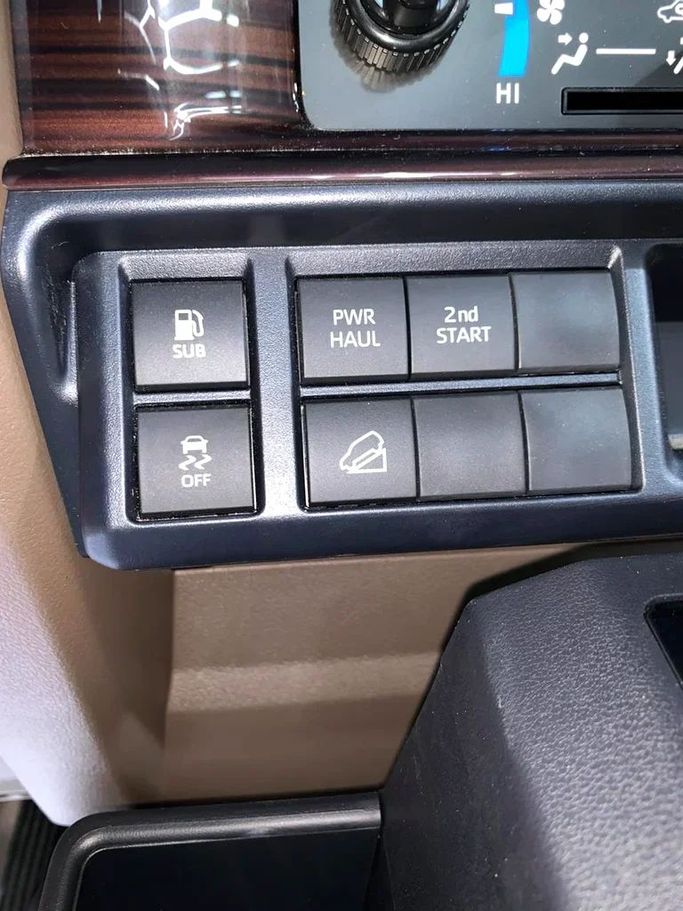 Новый Toyota Land Cruiser 70 Series Рестайлинг 2, 2.8 л, 2025 в Дубае от BANIYAS CARS SHOWROOM Бежевый цвет. GCC | AUTO.AE