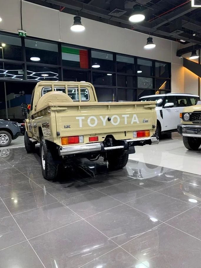Новый Toyota Land Cruiser 70 Series Рестайлинг 2, 2.8 л, 2025 в Дубае от BANIYAS CARS SHOWROOM Бежевый цвет. GCC | AUTO.AE