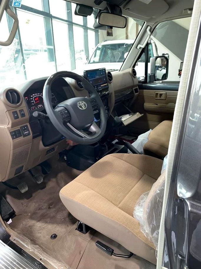 Новый Toyota Land Cruiser 70 Series Рестайлинг 2, 4.2 л, 2025 в Дубае от BANIYAS CARS SHOWROOM Черный цвет. GCC | AUTO.AE
