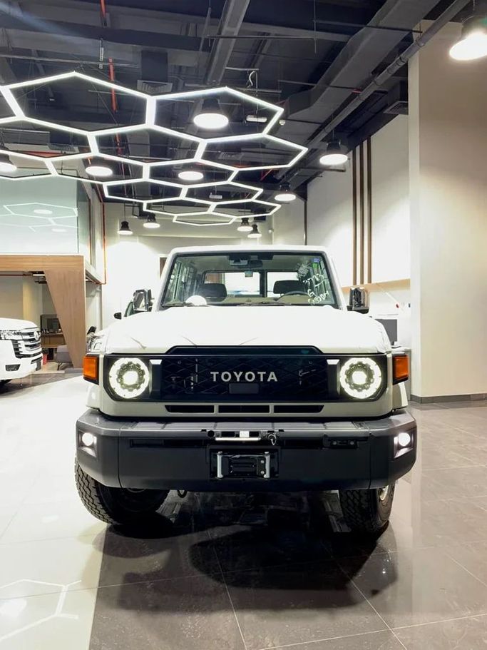 Новый Toyota Land Cruiser 70 Series Рестайлинг 2, 2.8 л, 2025 в Дубае от BANIYAS CARS SHOWROOM Белый цвет. GCC | AUTO.AE