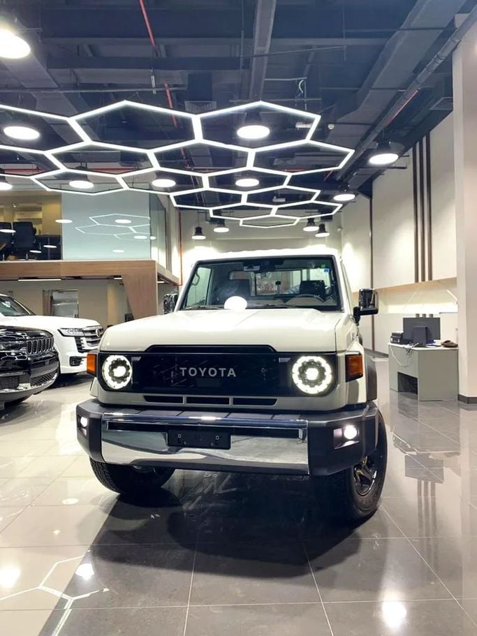 Новый Toyota Land Cruiser 70 Series Рестайлинг 2, 2.8 л, 2025 в Дубае от BANIYAS CARS SHOWROOM Белый цвет. GCC | AUTO.AE