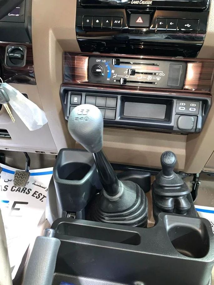 Новый Toyota Land Cruiser 70 Series Рестайлинг 2, 2.8 л, 2025 в Дубае от BANIYAS CARS SHOWROOM Белый цвет. GCC | AUTO.AE