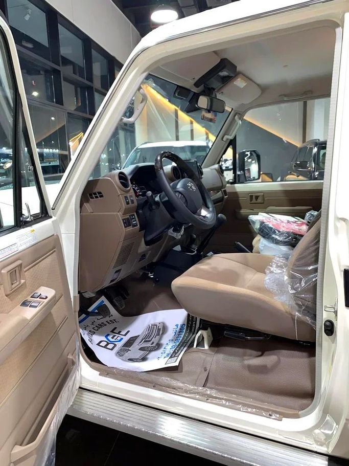 Новый Toyota Land Cruiser 70 Series Рестайлинг 2, 2.8 л, 2025 в Дубае от BANIYAS CARS SHOWROOM Белый цвет. GCC | AUTO.AE