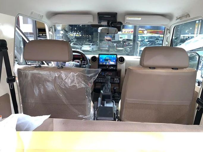 Новый Toyota Land Cruiser 70 Series Рестайлинг 2, 2.8 л, 2025 в Дубае от BANIYAS CARS SHOWROOM Белый цвет. GCC | AUTO.AE