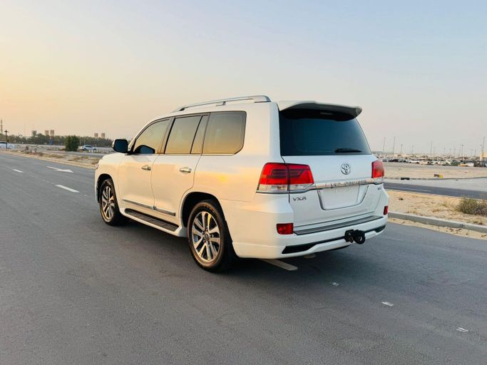 Подержанный Toyota Land Cruiser 200 Series Рестайлинг 2, 4.6 л, 2016 в Дубае от Al Balora Al Bayda Used Cars Белый цвет. Other | AUTO.AE