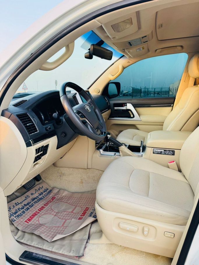 Подержанный Toyota Land Cruiser 200 Series Рестайлинг 2, 4.6 л, 2016 в Дубае от Al Balora Al Bayda Used Cars Белый цвет. Other | AUTO.AE