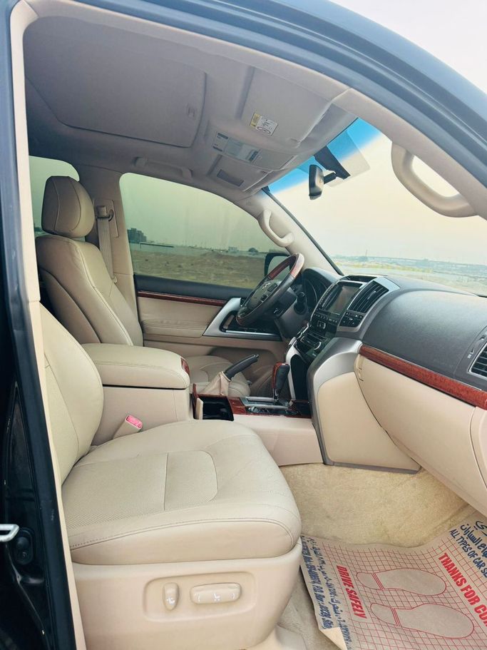 Подержанный Toyota Land Cruiser 200 Series Рестайлинг 1, 4.5 л, 2014 в Дубае от Al Balora Al Bayda Used Cars Черный цвет. Other | AUTO.AE