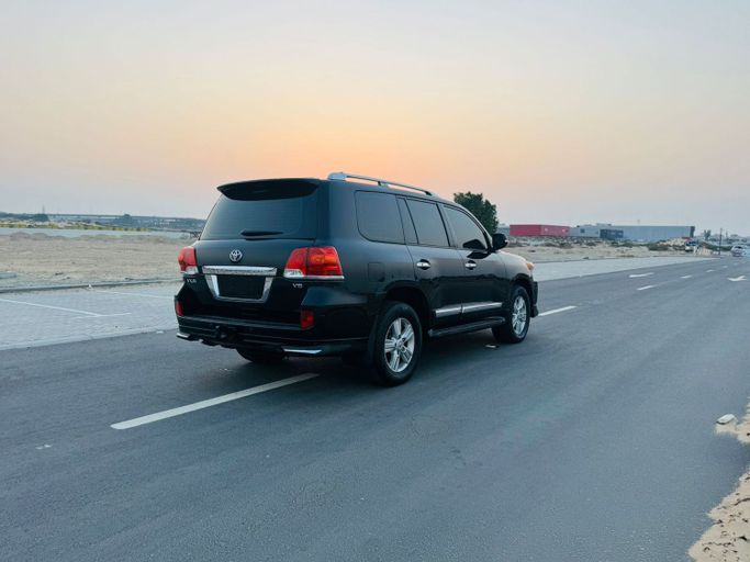 Подержанный Toyota Land Cruiser 200 Series Рестайлинг 1, 4.5 л, 2014 в Дубае от Al Balora Al Bayda Used Cars Черный цвет. Other | AUTO.AE
