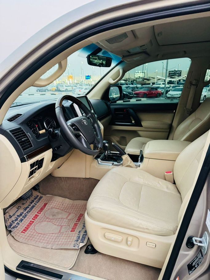 Подержанный Toyota Land Cruiser 200 Series Рестайлинг 2, 4.0 л, 2016 в Дубае от Al Balora Al Bayda Used Cars Коричневый цвет. Other | AUTO.AE
