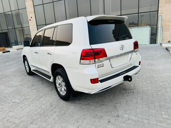 Подержанный Toyota Land Cruiser 200 Series Рестайлинг 2, 4.6 л, 2017 в Дубае от Al Balora Al Bayda Used Cars Белый цвет. Other | AUTO.AE