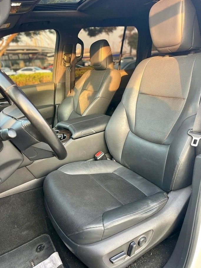 Подержанный Toyota Land Cruiser 300 Series, 3.4 л, 2022 в Дубае от 66 Motors Белый цвет. GCC | AUTO.AE