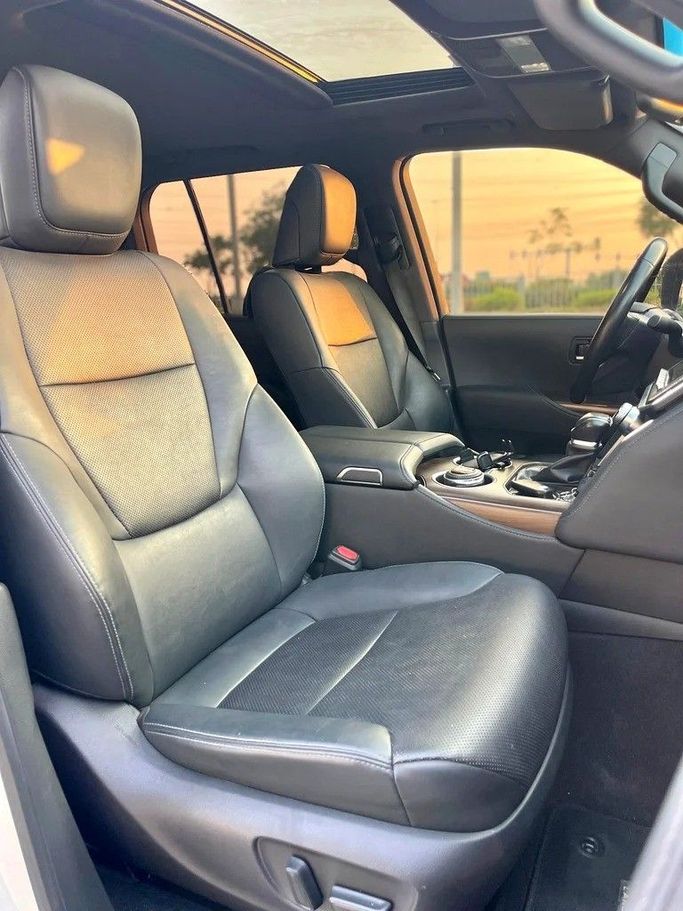 Подержанный Toyota Land Cruiser 300 Series, 3.4 л, 2022 в Дубае от 66 Motors Белый цвет. GCC | AUTO.AE