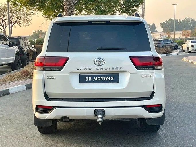 Подержанный Toyota Land Cruiser 300 Series, 3.4 л, 2022 в Дубае от 66 Motors Белый цвет. GCC | AUTO.AE