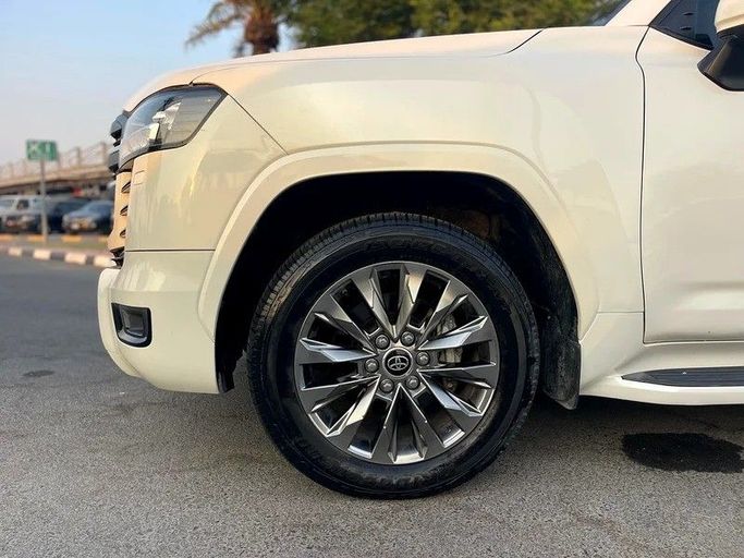 Подержанный Toyota Land Cruiser 300 Series, 3.4 л, 2022 в Дубае от 66 Motors Белый цвет. GCC | AUTO.AE