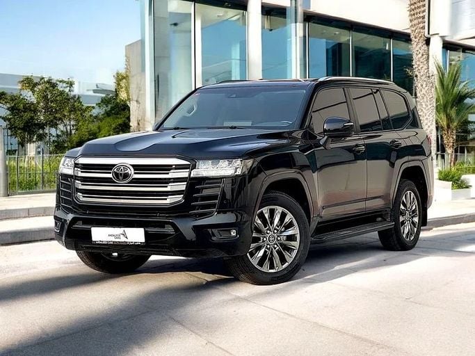 Подержанный Toyota Land Cruiser 300 Series, 4.0 л, 2023 в Дубае от Andaleeb Cars Черный цвет. GCC | AUTO.AE