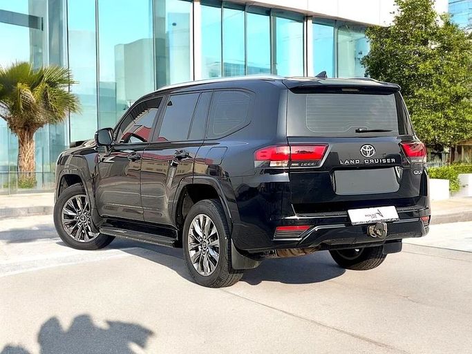 Подержанный Toyota Land Cruiser 300 Series, 4.0 л, 2023 в Дубае от Andaleeb Cars Черный цвет. GCC | AUTO.AE