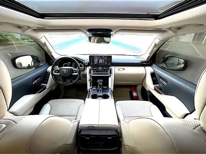 Подержанный Toyota Land Cruiser 300 Series, 4.0 л, 2023 в Дубае от Andaleeb Cars Черный цвет. GCC | AUTO.AE