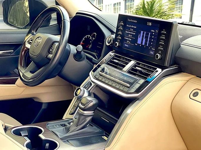 Подержанный Toyota Land Cruiser 300 Series, 4.0 л, 2023 в Дубае от Andaleeb Cars Черный цвет. GCC | AUTO.AE